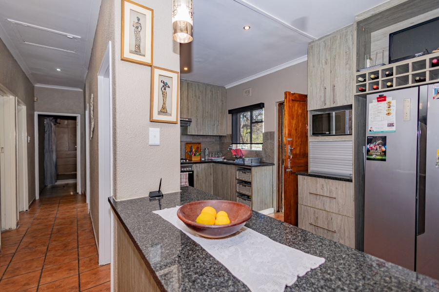 5 Bedroom Property for Sale in Peerless Park Western Cape